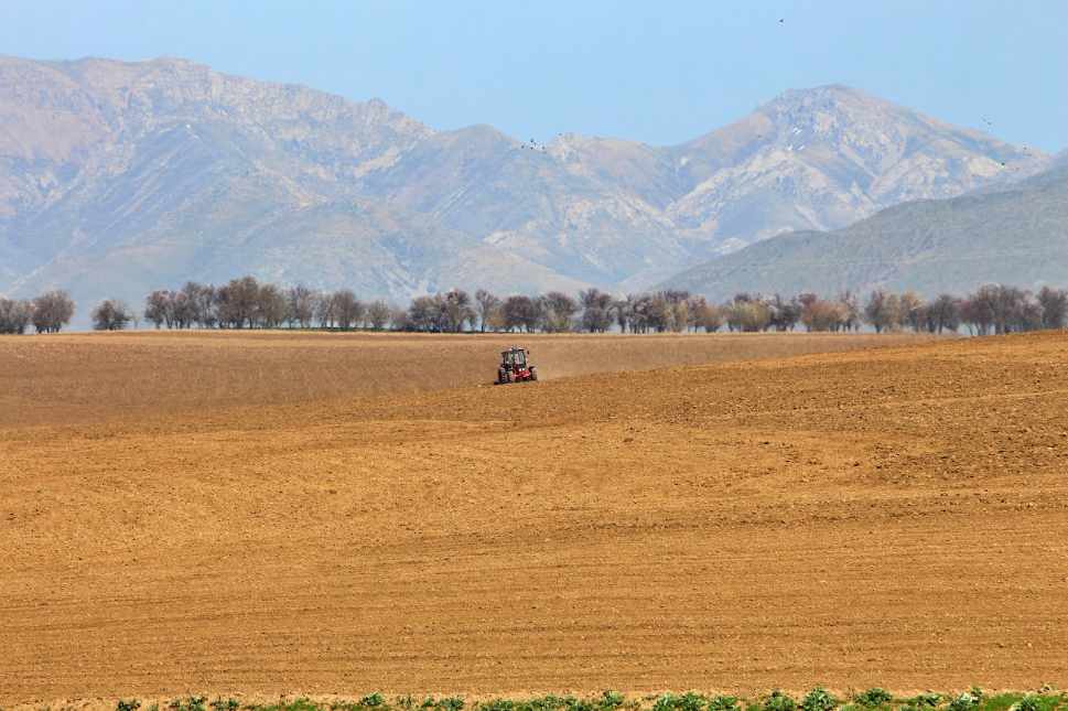 Traktor Feld Hängen Karatau-Gebirges Turar Rysqulov Region Turkestan Kasachstan