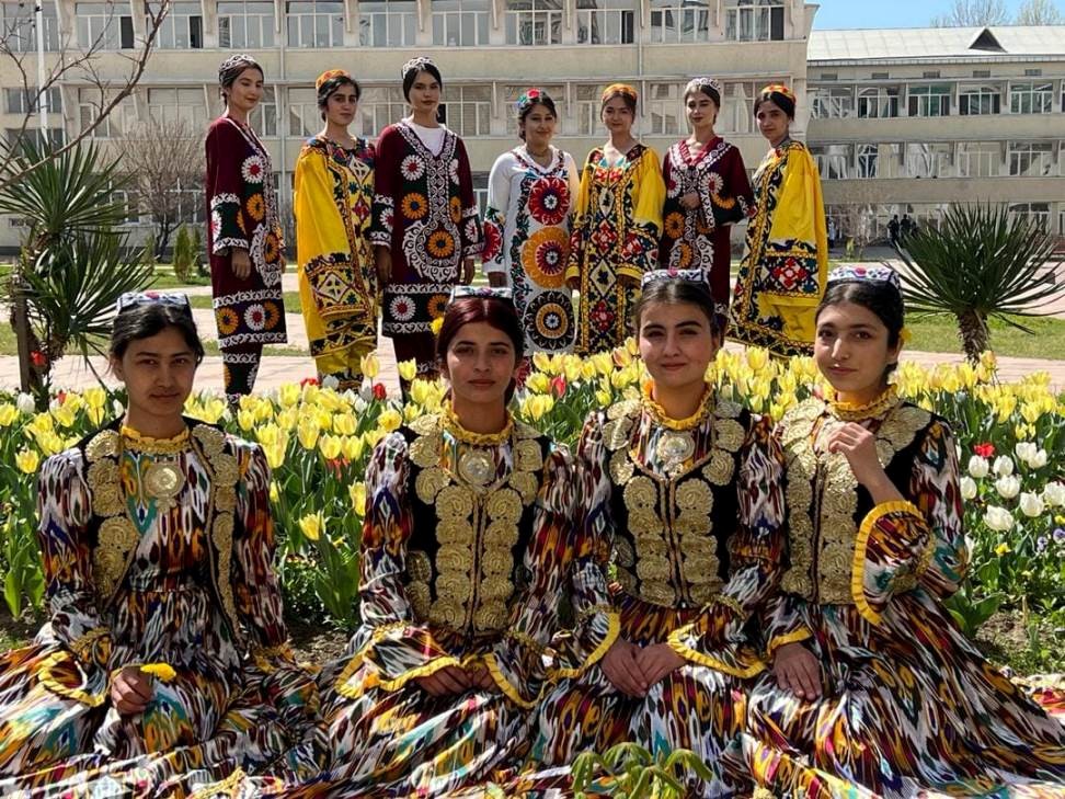 Photo de femmes en habits traditionnels tadjiks, partagée par la Commission des affaires féminines et familiales. Crédits : Asia Plus