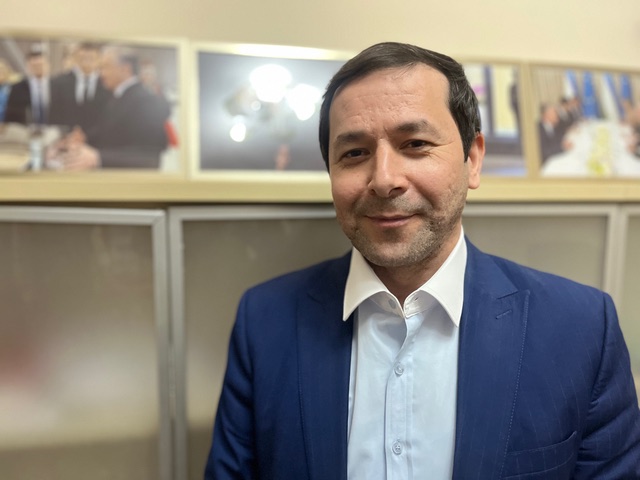 Dilshod Akhmedov, directeur de l'Alliance française.