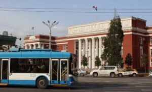 Un trolleybus passe devant l'ancien Parlement de Douchanbé, capitale du Tadjikistan. Crédit : Julian Postulart
