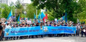 Le cortège de la marche du 9 mai, à Almaty.