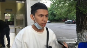 Temirlan Ensebek parle aux journalistes devant un poste de police à Almaty, au Kazakhstan, le 15 mai 2021. Crédits : Radio Azattyq